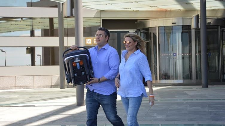 Ο Τζιτζικώστας και η σύζυγός του βγήκαν από το μαιευτήριο με τον νεογέννητο γιο τους – ΒΙΝΤΕΟ