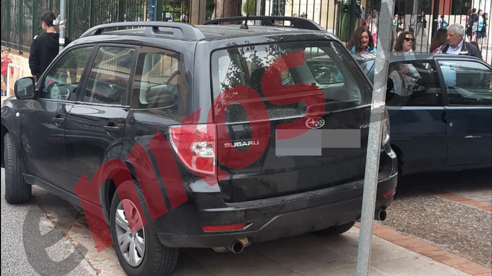 Αυτοκίνητα στο πεζοδρόμιο και τα παιδιά στον δρόμο – ΦΩΤΟ αναγνώστη