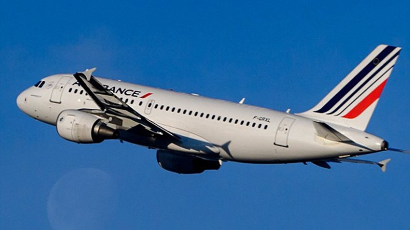 Αεροσκάφος των γαλλικών αερογραμμών χτυπήθηκε από κεραυνό