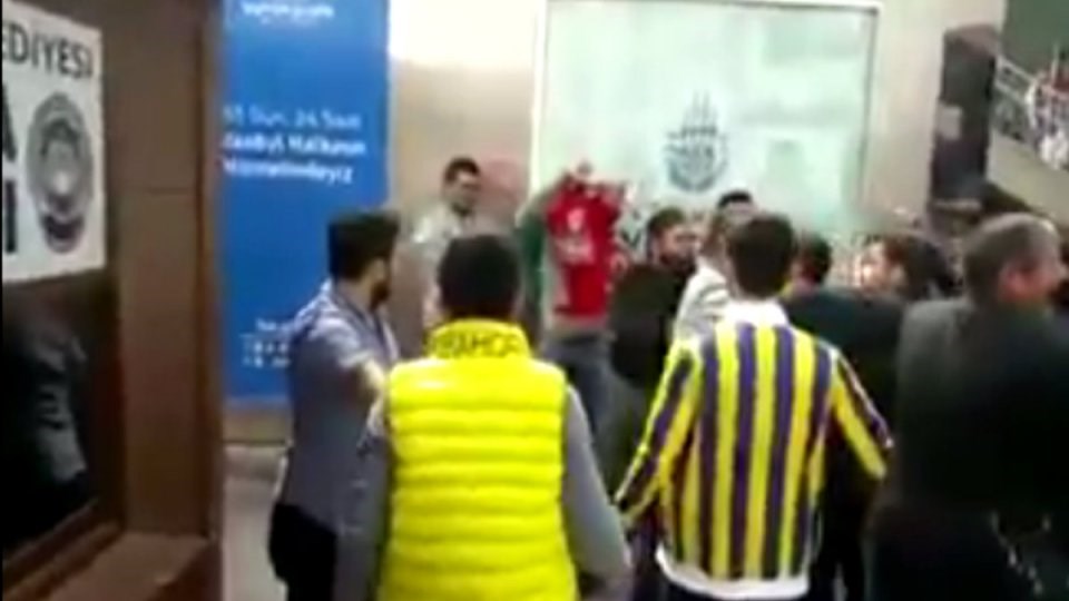 Συνεχίζεται η ένταση – Οπαδοί της Φενέρ βγάζουν τις φανέλες φίλων του Ολυμπιακού – ΒΙΝΤΕΟ