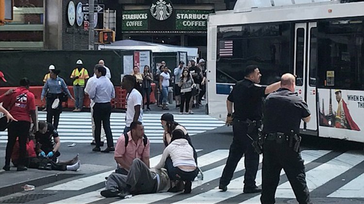 Oι Έλληνες αυτόπτες μάρτυρες της τραγωδίας στην Times Square – BINTEO