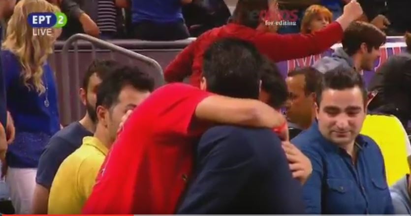 Τα δάκρυα χαράς του γιου του προπονητή του Ολυμπιακού – ΒΙΝΤΕΟ