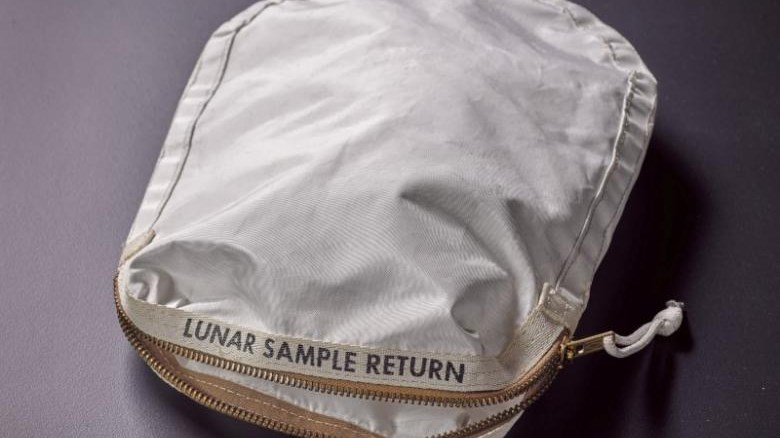Σε δημοπρασία τσάντα με…σεληνιακή σκόνη από την αποστολή Απόλλων 11 – ΦΩΤΟ