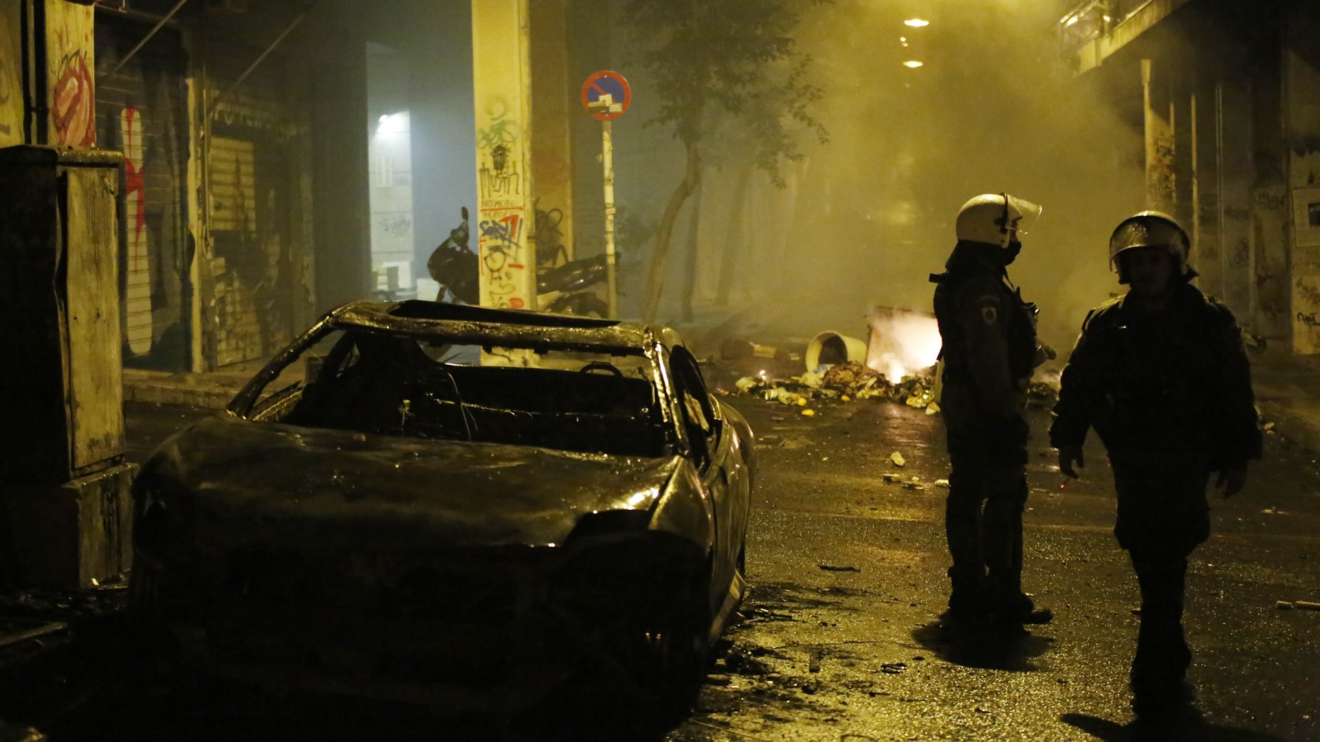 Επεισόδια στο κέντρο της Αθήνας – Έκαψαν κάδους και Ι.Χ.