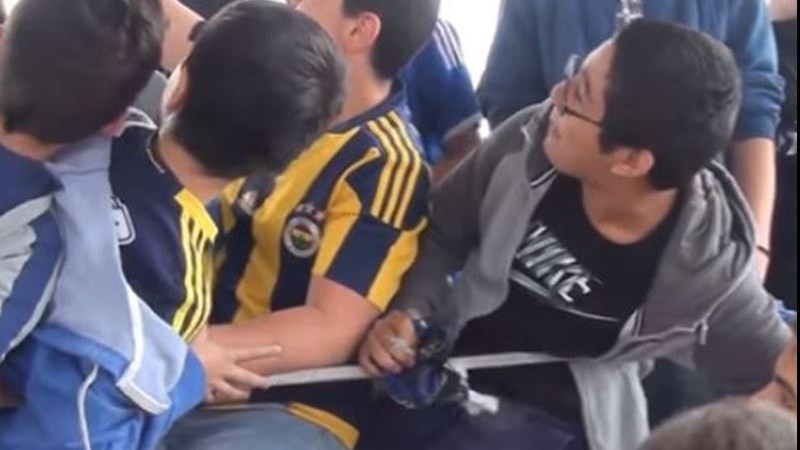 Μικροί φίλαθλοι της Φενέρμπαχτσε έβγαλαν selfie με παίκτη του Ολυμπιακού – ΒΙΝΤΕΟ