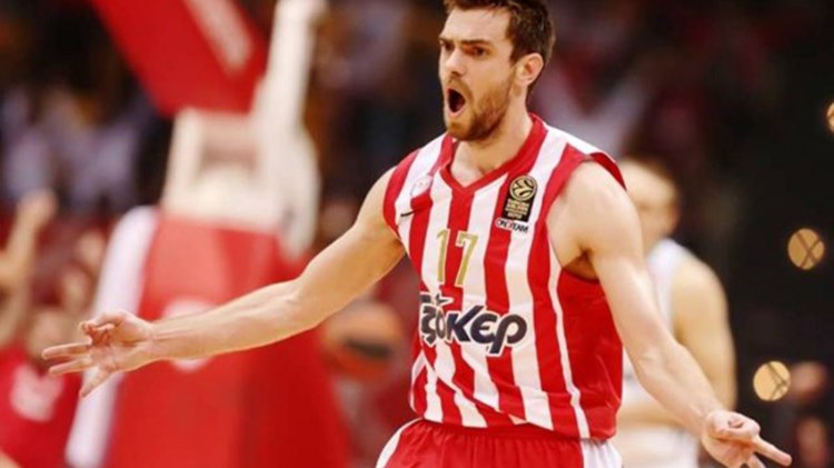 Ασύλληπτη τουρκική πρόκληση: Δεν άφηναν τον πατέρα του Μάντζαρη να μπει στο γήπεδο λόγω ενός T-Shirt