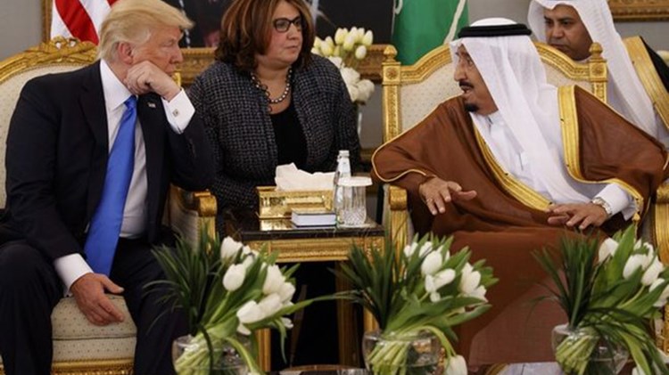 Συμφωνία-μαμούθ υπέγραψε ο Τραμπ με τη Σαουδική Αραβία