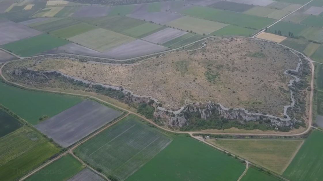 Εντυπωσιακά πλάνα με drone από τη μεγαλύτερη Μυκηναϊκή ακρόπολη της Ελλάδας – ΒΙΝΤΕΟ