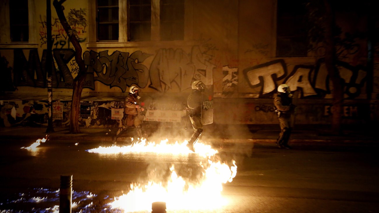Νέα επεισόδια στο κέντρο της Αθήνας – Τραυματίστηκε αστυνομικός από επίθεση με μολότοφ