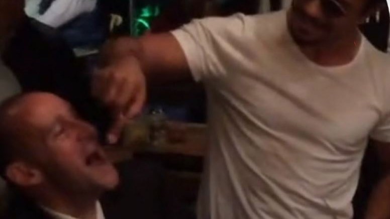 O viral Τούρκος σεφ ταΐζει στο στόμα τον Παναγιώτη Αγγελόπουλο – ΒΙΝΤΕΟ