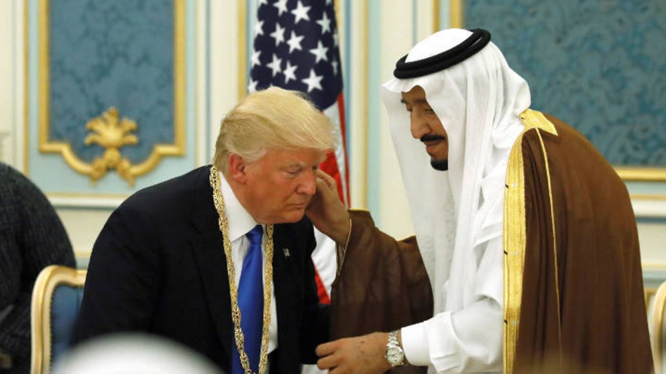 Σάλος με την υπόκλιση του Τραμπ στον βασιλιά της Σαουδικής Αραβίας – ΒΙΝΤΕΟ