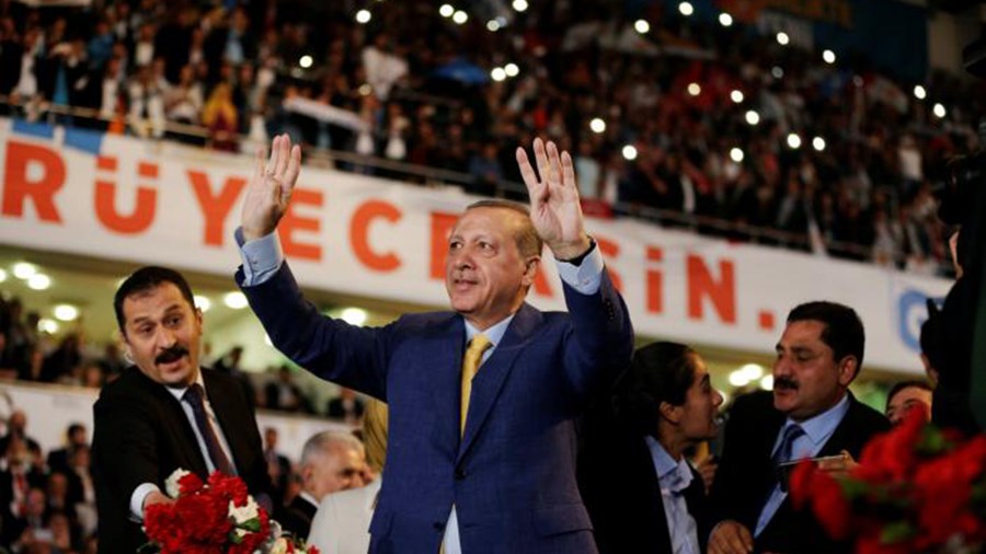 Ο Ερντογάν ετοιμάζεται να αναλάβει ξανά τα ηνία του κόμματός του