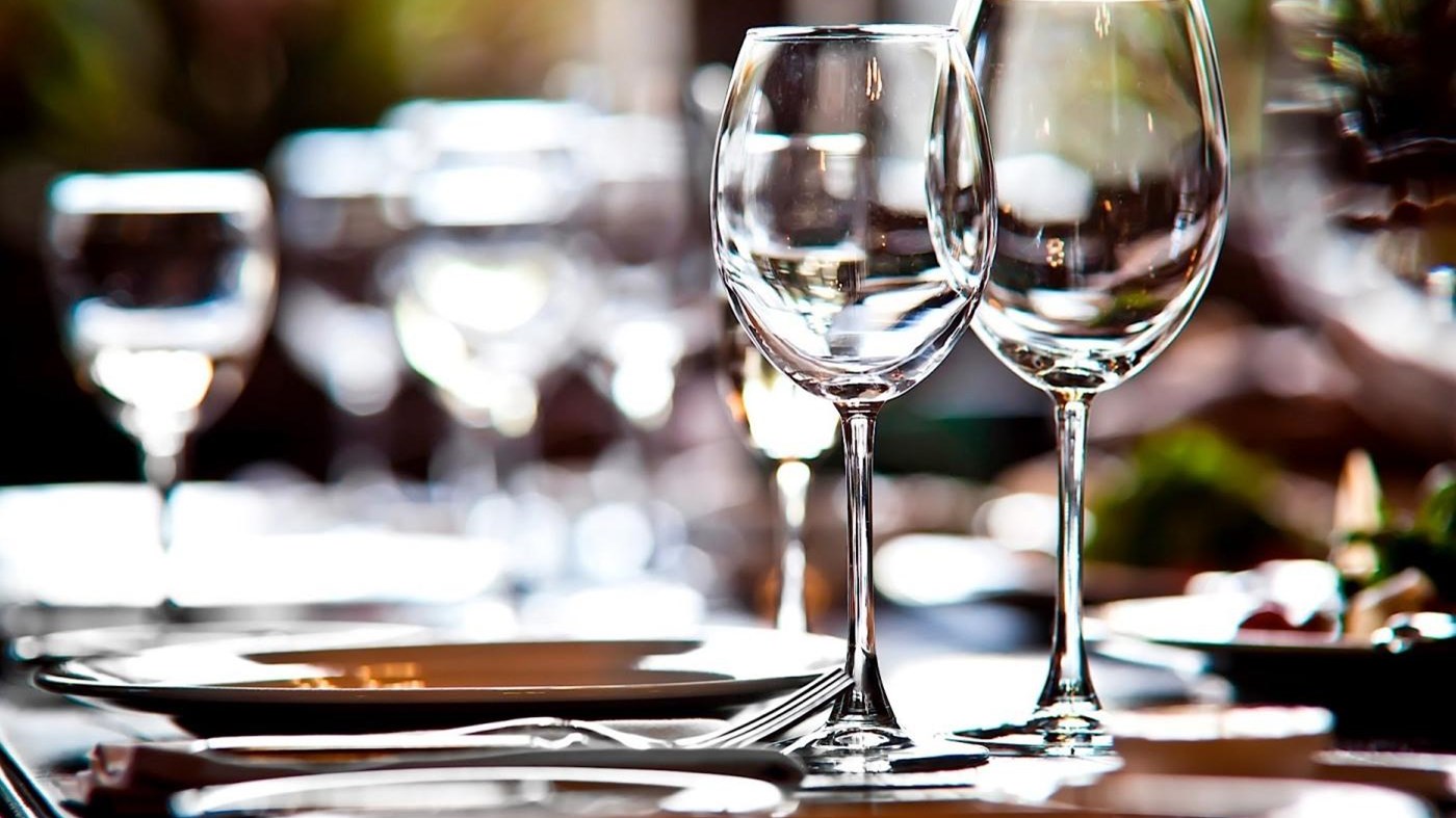 Τι αλλάζει στις επιχειρήσεις μαζικής εστίασης και τα κέντρα διασκέδασης