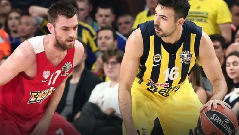 Στα αποδυτήρια του Ολυμπιακού ο Σλούκας