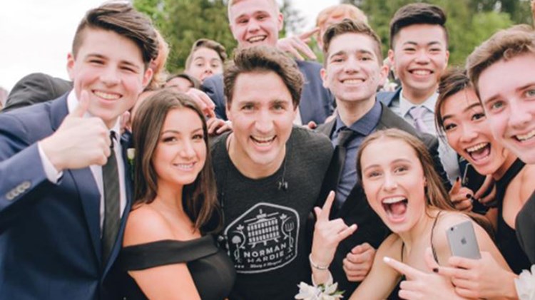Ο Καναδός Πρωθυπουργός κάνει photobomb με σορτς σε μαθητές – ΦΩΤΟ