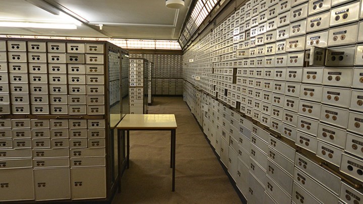 Η Εφορία ξεκινά ηλεκτρονικές κατασχέσεις θυρίδων, μετοχών και αμοιβαίων