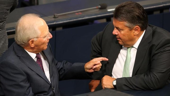 DW: Γκάμπριελ εναντίον Σόιμπλε για το θέμα του ελληνικού χρέους