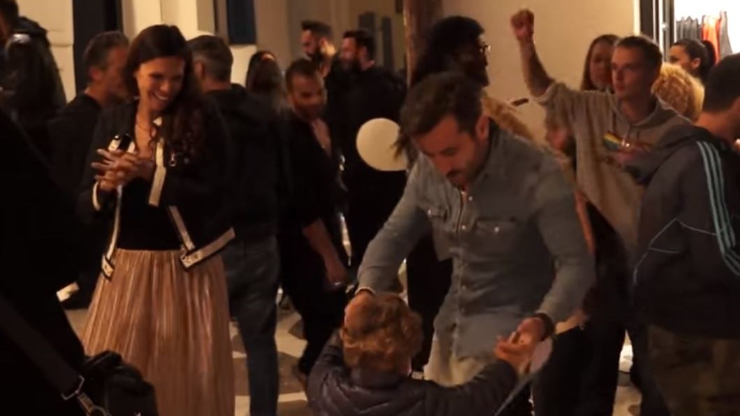 Ο χορός του Μαυρίδη στα σοκάκια της Μυκόνου – ΒΙΝΤΕΟ