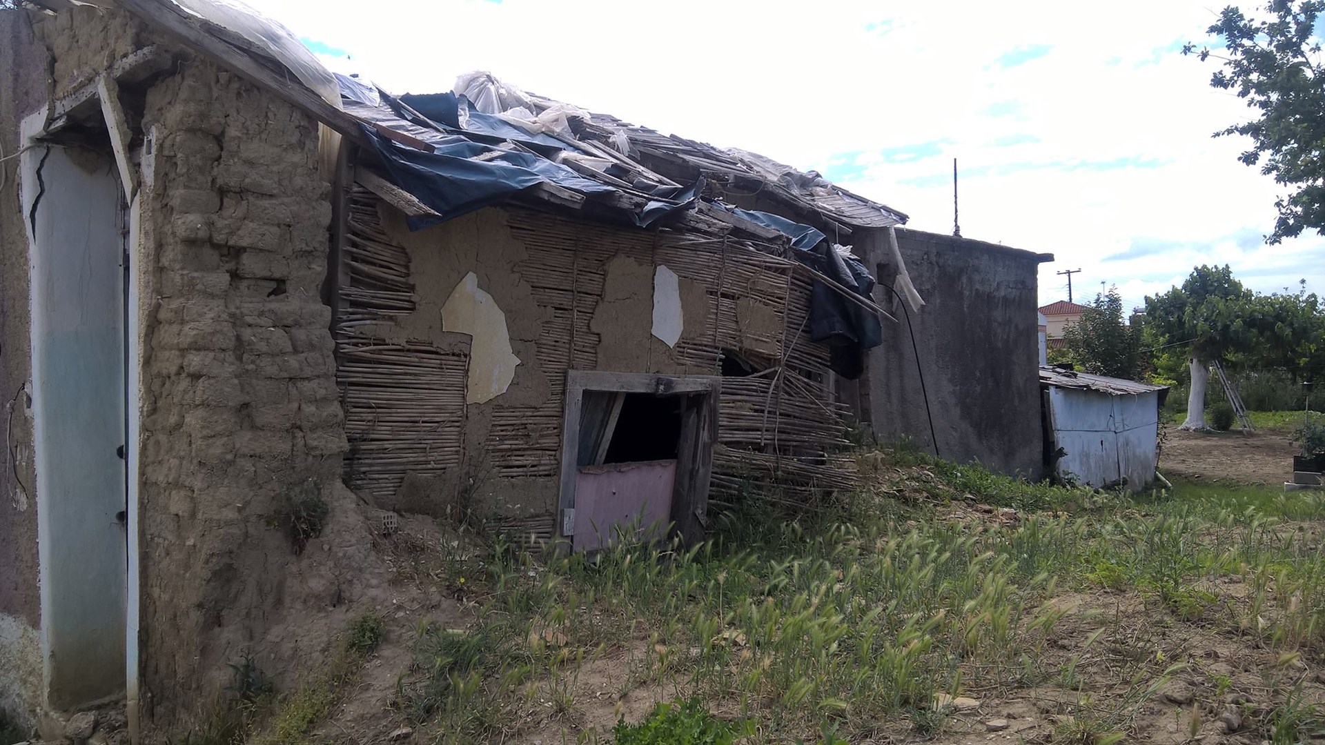 Εικόνες ντροπής – Τριμελής οικογένεια ζει σε μία τρώγλη χωρίς ρεύμα – ΦΩΤΟ