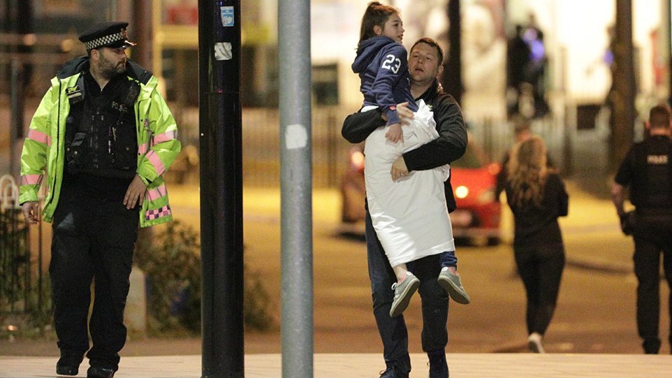 Συγκλονιστικές εικόνες από την επίθεση στο Μάντσεστερ – ΦΩΤΟ