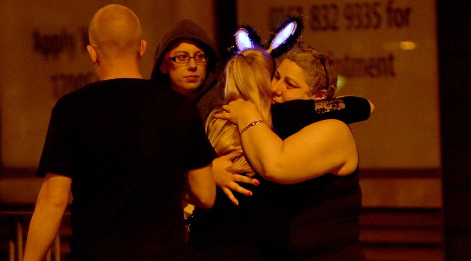 Βίντεο-σοκ: Γυναίκα αιμορραγεί λίγα λεπτά μετά την έκρηξη στο Manchester Arena