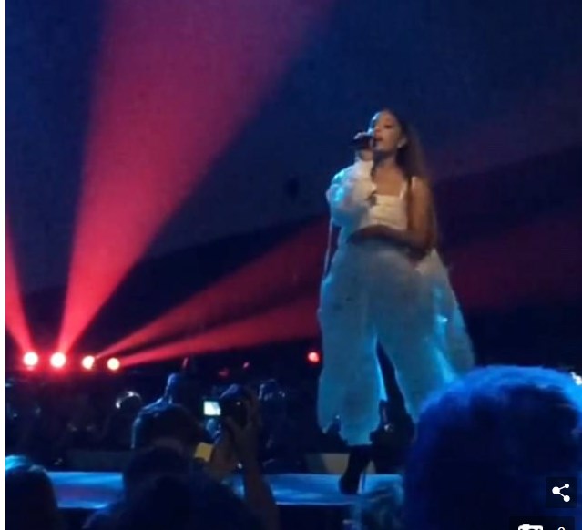 Συγκλονισμένη από την τραγωδία στο Μάντσεστερ δηλώνει η Αριάνα Γκράντε