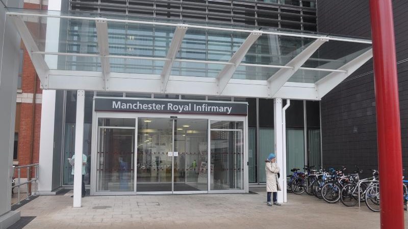 Υπό τον πλήρη έλεγχο της αστυνομίας έχει τεθεί το νοσοκομείο στο Μάντσεστερ