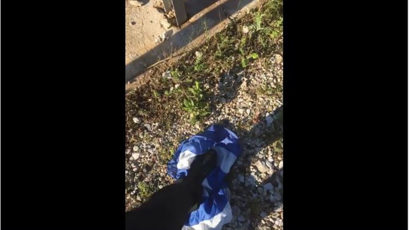 Νέα πρόκληση από Αλβανό εθνικιστή – Κατέβασε και ποδοπάτησε την ελληνική σημαία – ΒΙΝΤΕΟ