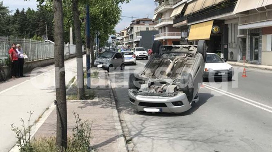 Τρομακτικό τροχαίο στη Λάρισα – Από θαύμα σώθηκαν οι οδηγοί – ΦΩΤΟ