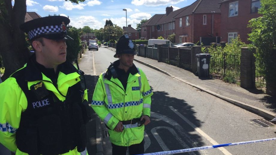 Ελεγχόμενη έκρηξη στο νότιο Μάντσεστερ κατά την έρευνα της Αντιτρομοκρατικής – BINTEO