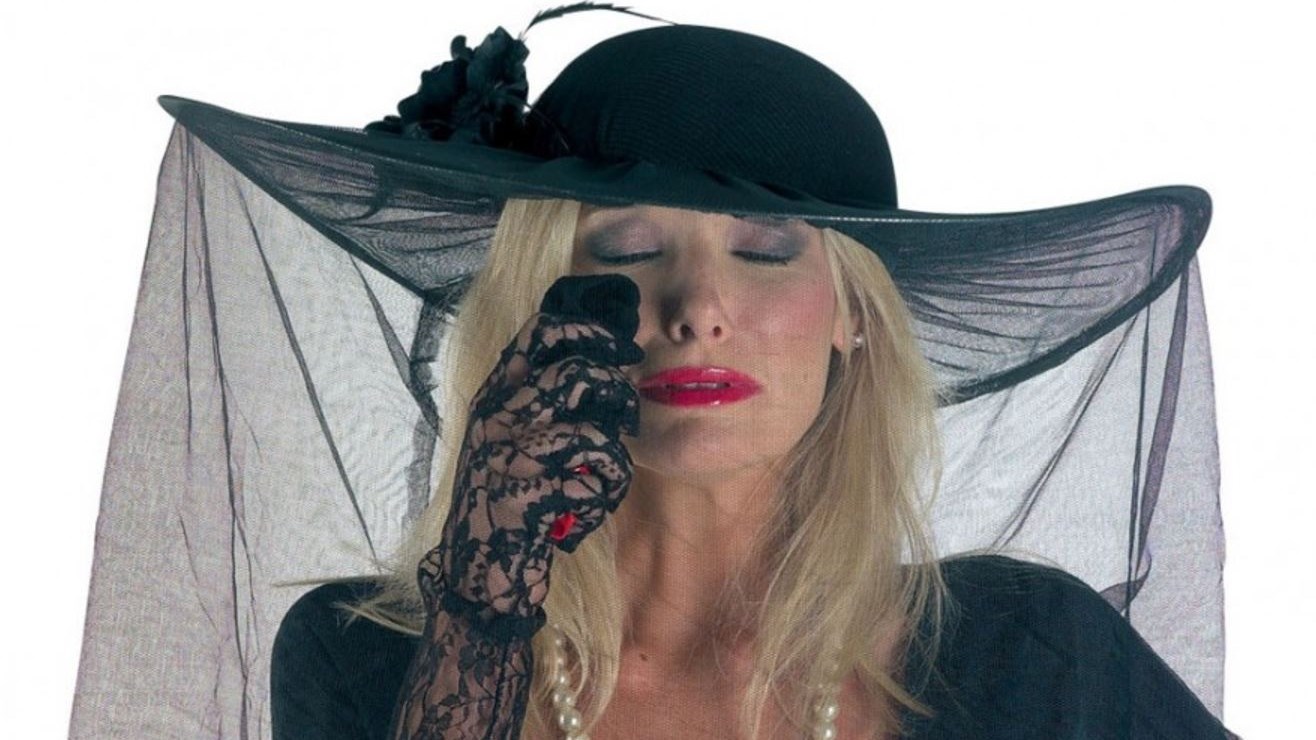 Η χήρα βρήκε παρηγοριά στον…νεκροθάφτη