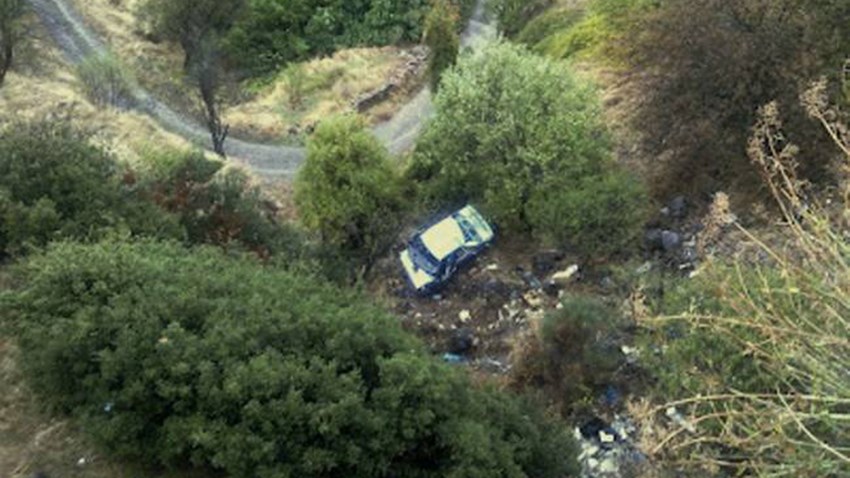 «Βουτιά θανάτου» για οδηγό που έπεσε με το αυτοκίνητό του σε γκρεμό
