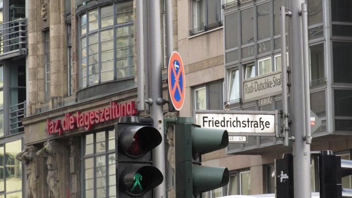 ΤΑΖ: 50 χρόνια δουλείας για τους Έλληνες! – Ε, λοιπόν, ήρθε η ώρα να παραιτηθεί ο Σόιμπλε