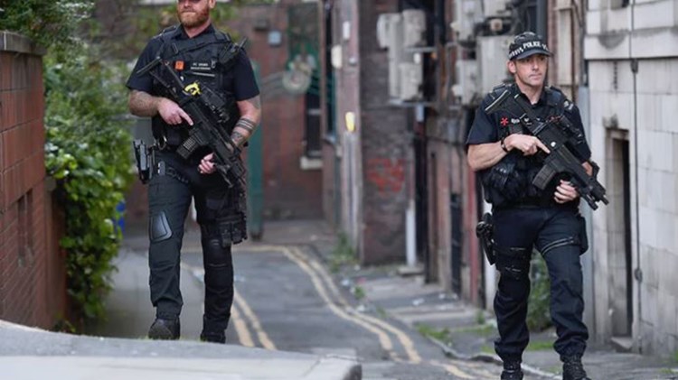 Περιπολίες στρατιωτών στους δρόμους της Βρετανίας μετά την αιματηρή επίθεση