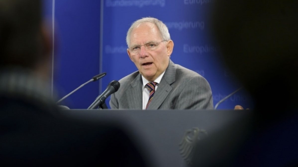 Οι Γερμανοί κατά του Σόιμπλε για τα παιχνίδια του κατά της Ελλάδας – Υπέρ του “κουρέματος” ένας στους δύο