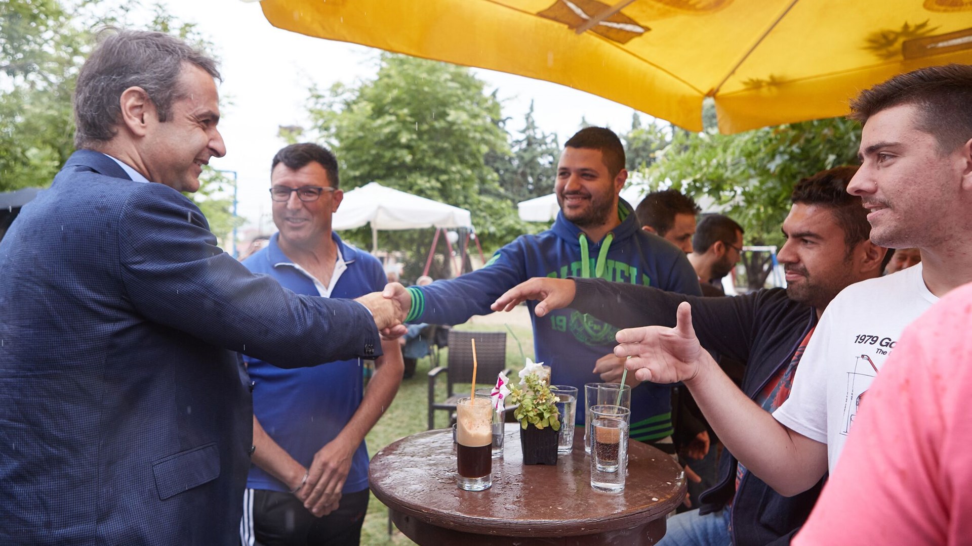 Η συνομιλία του Μητσοτάκη με κατοίκους στην Αμφίπολη – ΦΩΤΟ