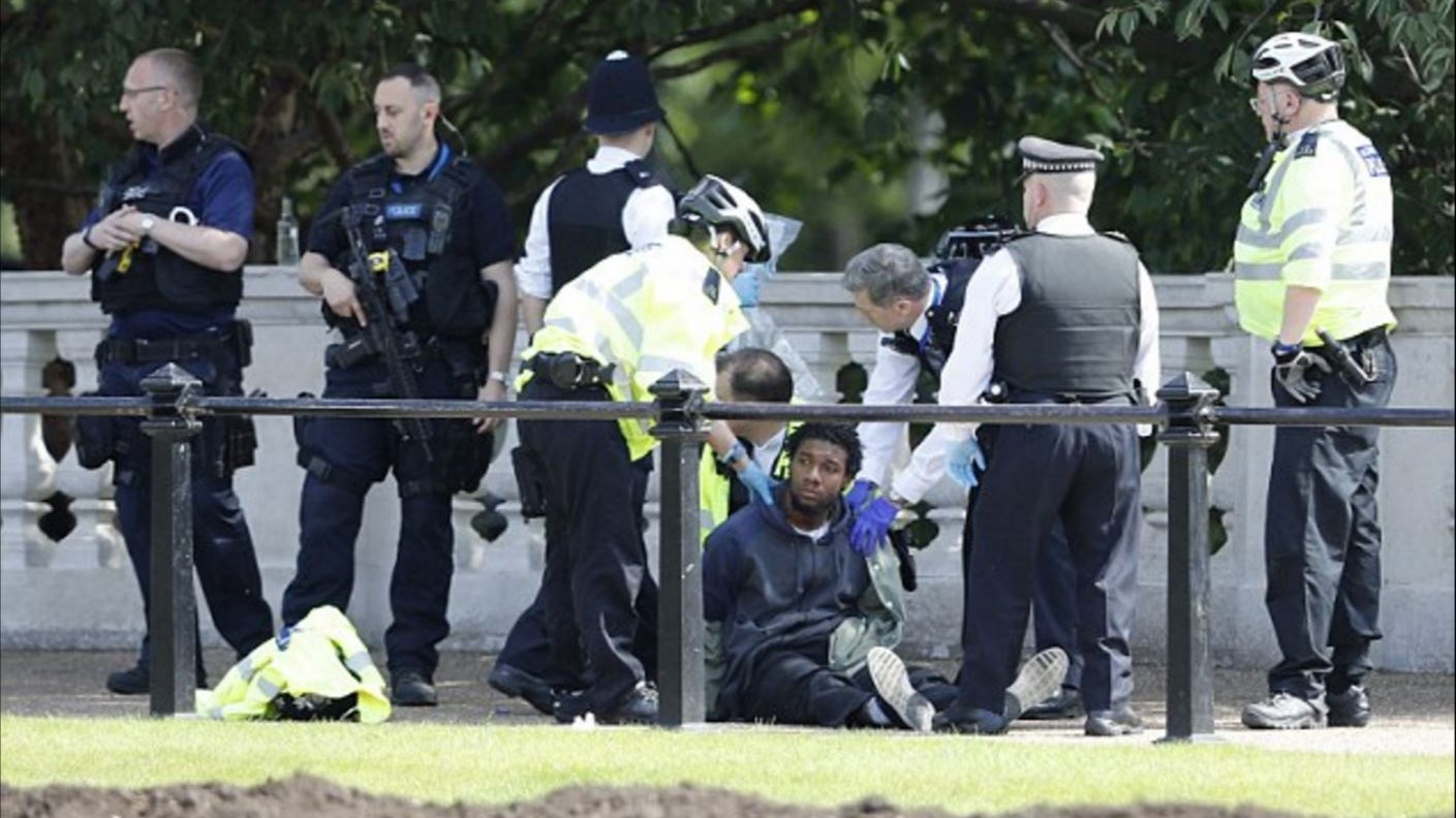 Συνελήφθη ύποπτος με μαχαίρι έξω από το παλάτι του Μπάκιγχαμ – ΦΩΤΟ