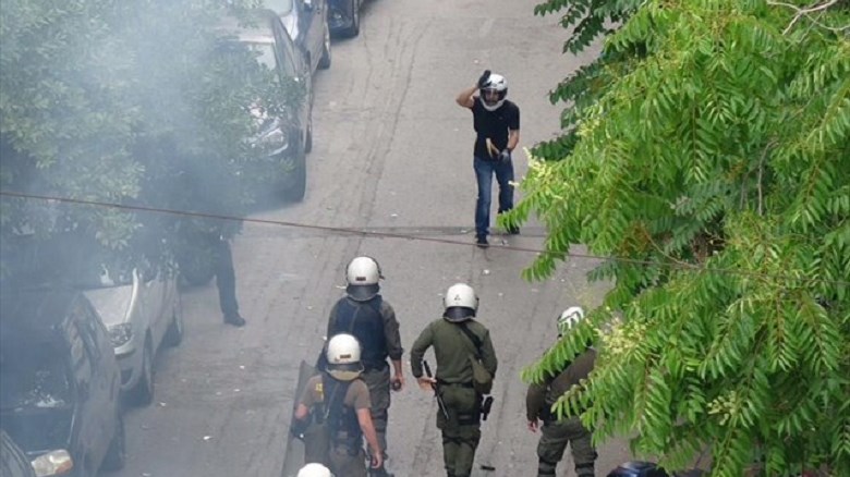 Με τσεκούρια στα χέρια οι κουκουλοφόροι έξω από το Χημείο  – ΦΩΤΟ