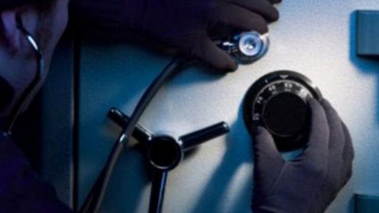 «Σήκωσαν» χρηματοκιβώτιο με 25.000 ευρώ