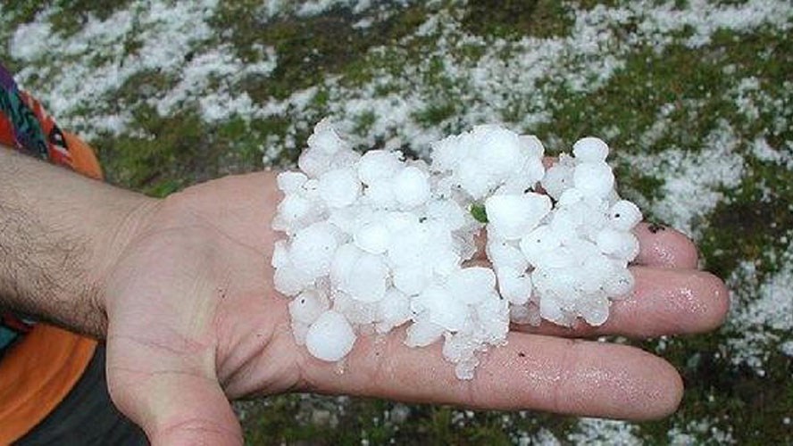 Έντονη χαλαζόπτωση στον νομό Λάρισας