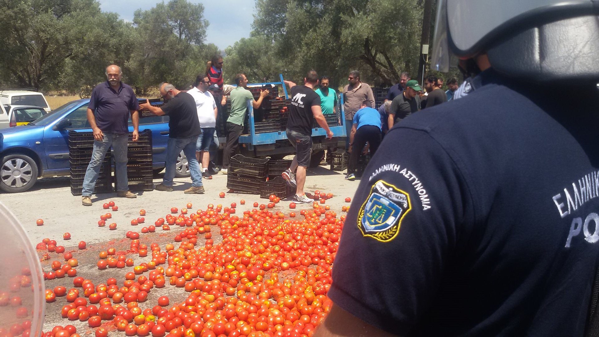 “Θερμή” υποδοχή αγροτών στον Τσιρώνη με ΜΑΤ και… ντομάτες – ΦΩΤΟ