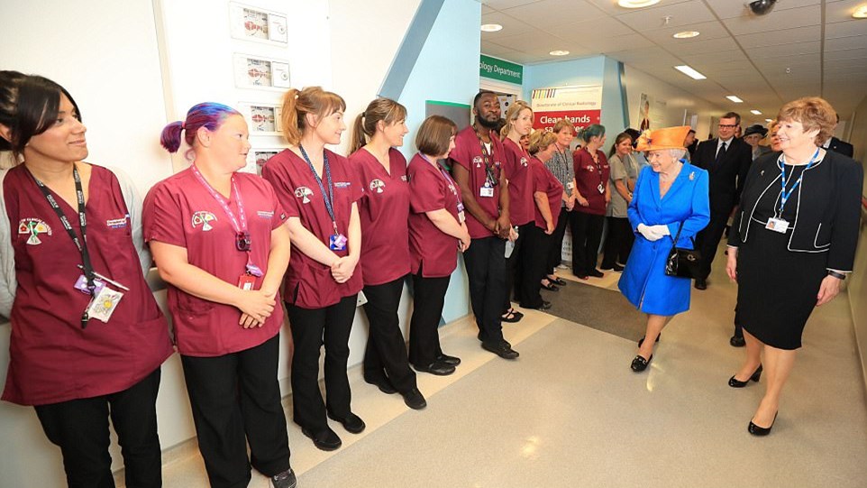 Η βασίλισσα Ελισάβετ επισκέφτηκε τραυματίες της επίθεσης στο Μάντσεστερ – ΦΩΤΟ