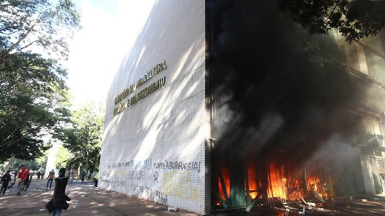 Ανεξέλεγκτη η κατάσταση στη Βραζιλία: Έβαλαν φωτιά σε υπουργείο – ΒΙΝΤΕΟ