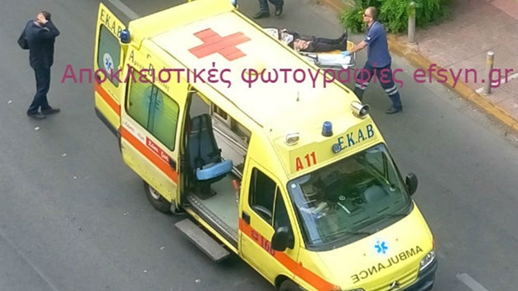 Φωτογραφία – ντοκουμέντο από τη μεταφορά του τραυματία Λουκά Παπαδήμου