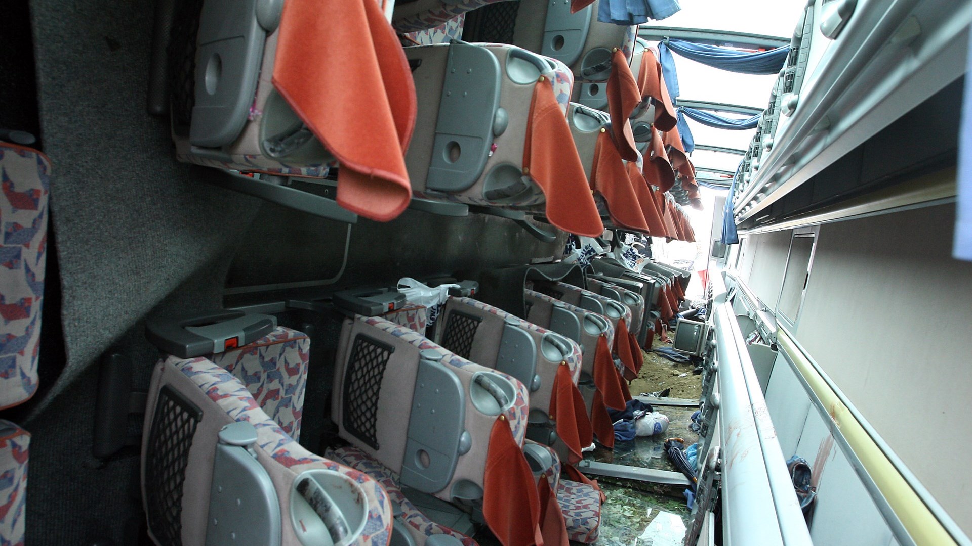 13 συγκλονιστικές εικόνες από την ανατροπή λεωφορείου με μαθητές – ΦΩΤΟ