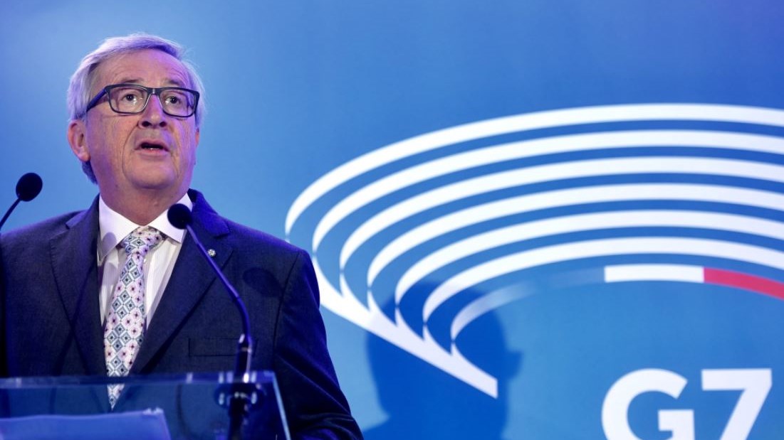 Γιούνκερ: Αποτίω φόρο τιμής στο θάρρος και την αξιοπρέπεια του ελληνικού λαού