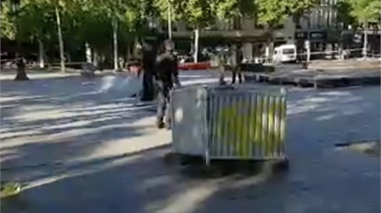 Εκκενώθηκε κεντρική πλατεία στο Παρίσι – Φόβοι για παγιδευμένο όχημα – ΤΩΡΑ