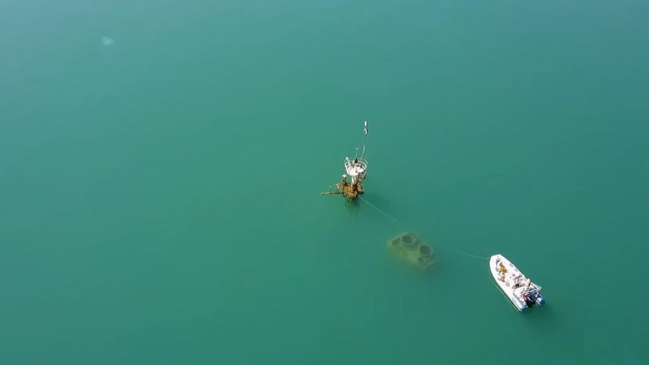 Εντυπωσιακές εικόνες από το ναυάγιο στη μέση του Ευβοϊκού – ΒΙΝΤΕΟ