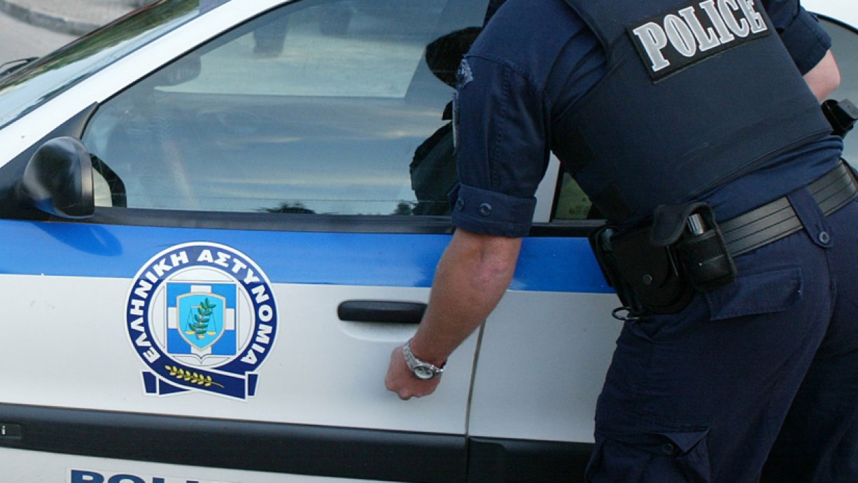 Περπατούσε μεθυσμένος στη μέση του δρόμου – Πώς αντέδρασαν οι οδηγοί