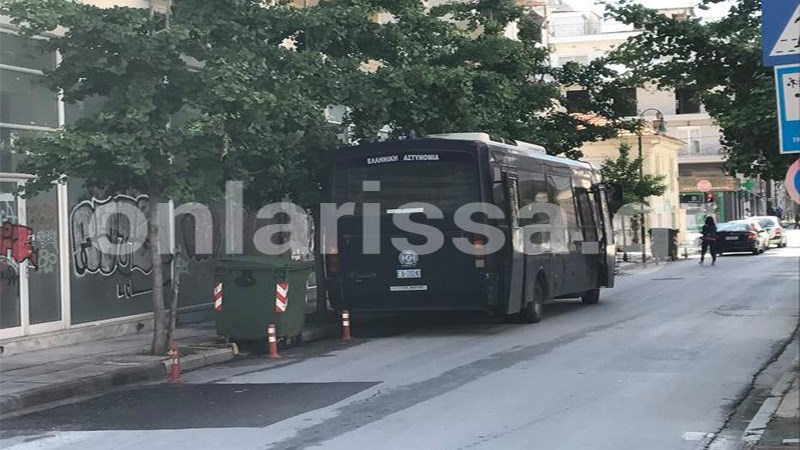 Αστυνομική επιχείρηση για την εκκένωση κατάληψης αντιεξουσιαστών στη Λάρισα – ΦΩΤΟ